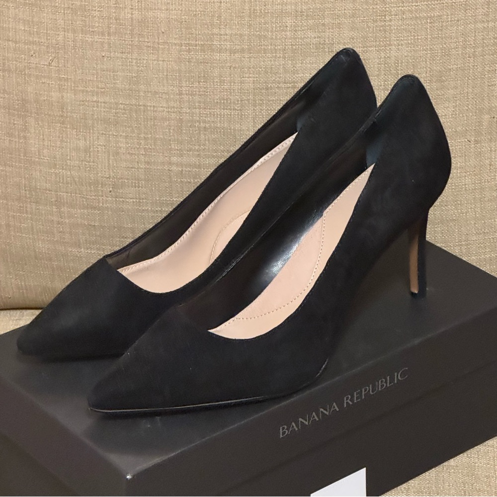 Banana Republic Madison Rounded Topline 12-Hour Pump True Black Suede size 10